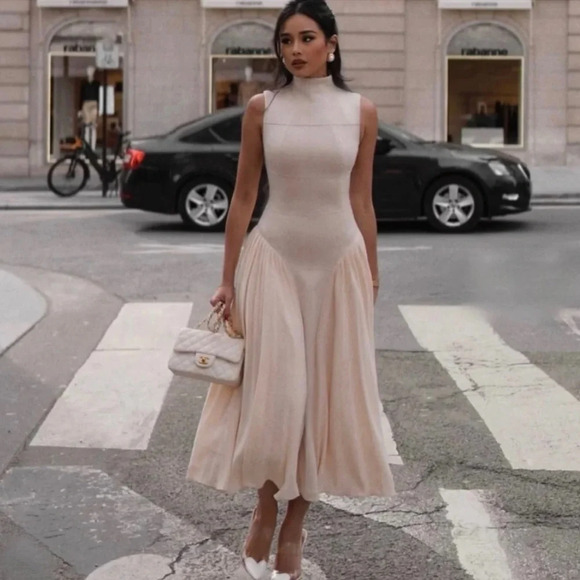 UNIQUE PLEATED PANELED
SLEEVELESS MIDI DRESS - Picture 1 of 11